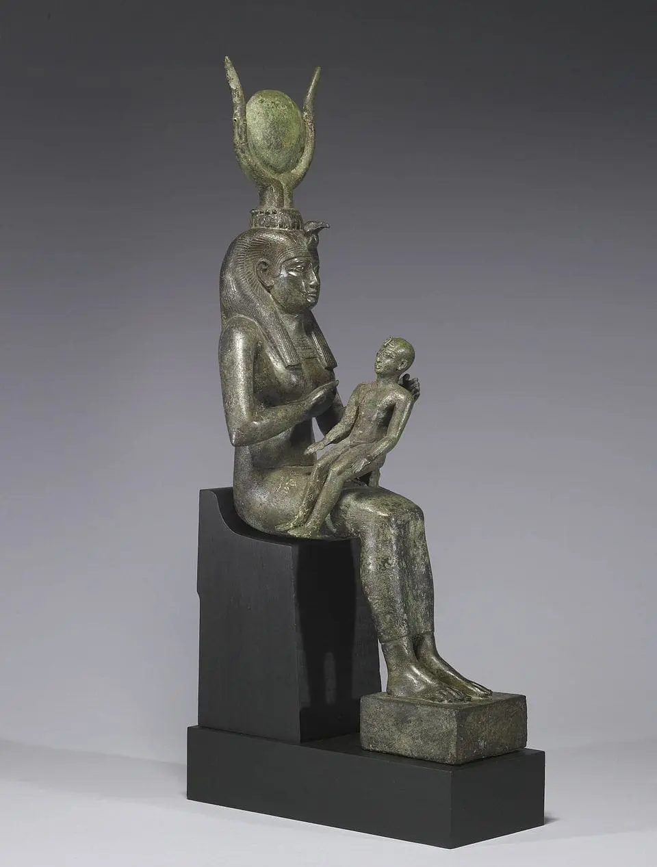 Isis nursing Horus, a sculpture from the 7th century BCE. Photo: Wikimedia Commons
