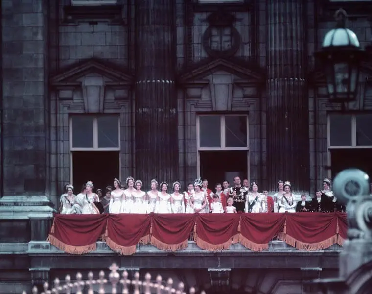 Appearance of the royal family on the balcony of Buckingham Palace after the coronation. Photo: Wikimedia Commons