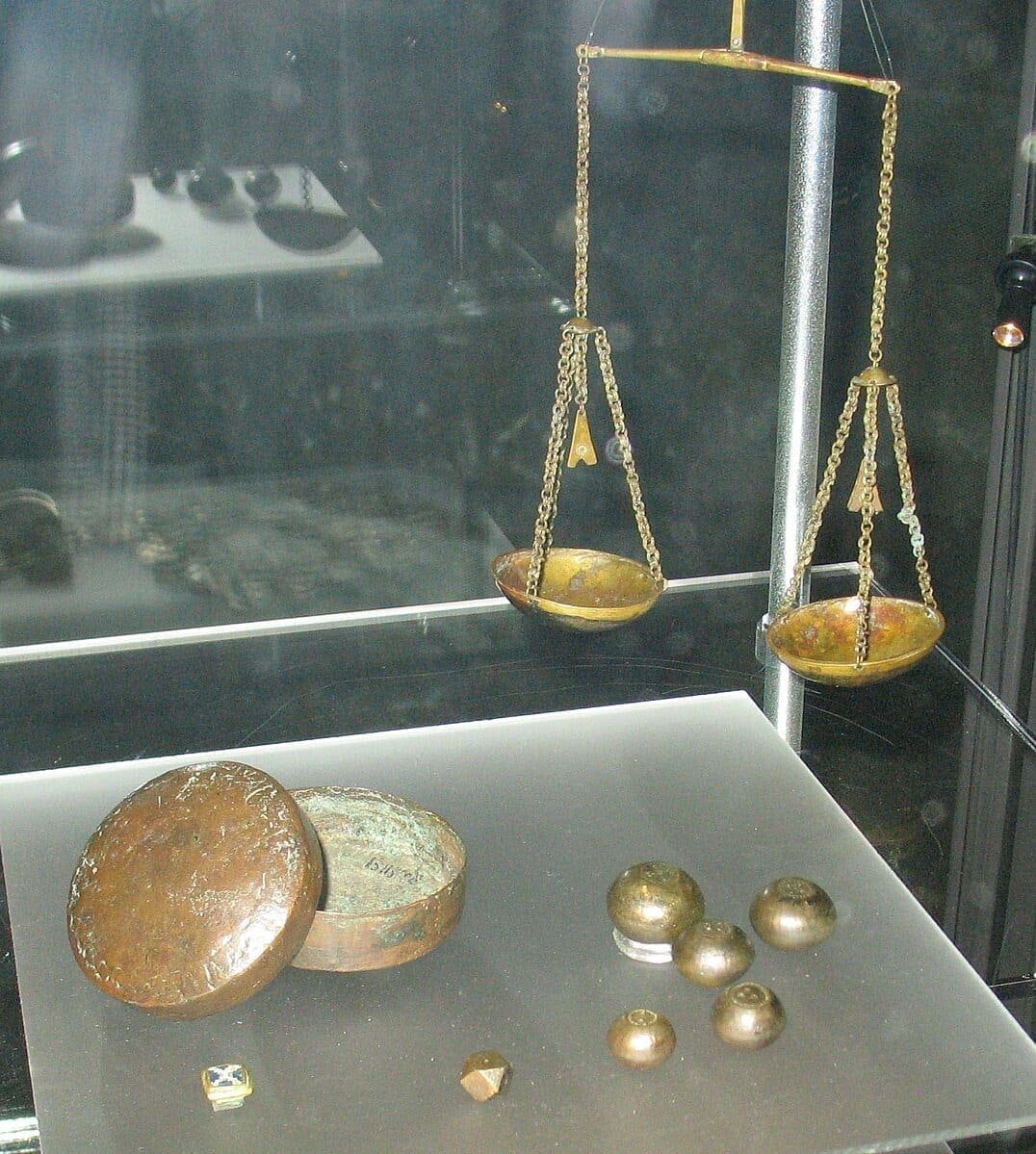 The scales and weights of a Viking trader, used for measuring silver and sometimes gold. Photo: Berig | wikipedia.org
