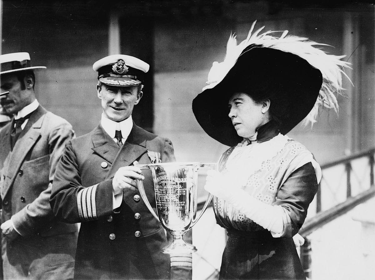 Brown presenting Carpathia Captain Arthur Henry Rostron with an award for his service in the rescue of survivors of the Titanic. Photo: Bain News Service, Wikimedia Commons