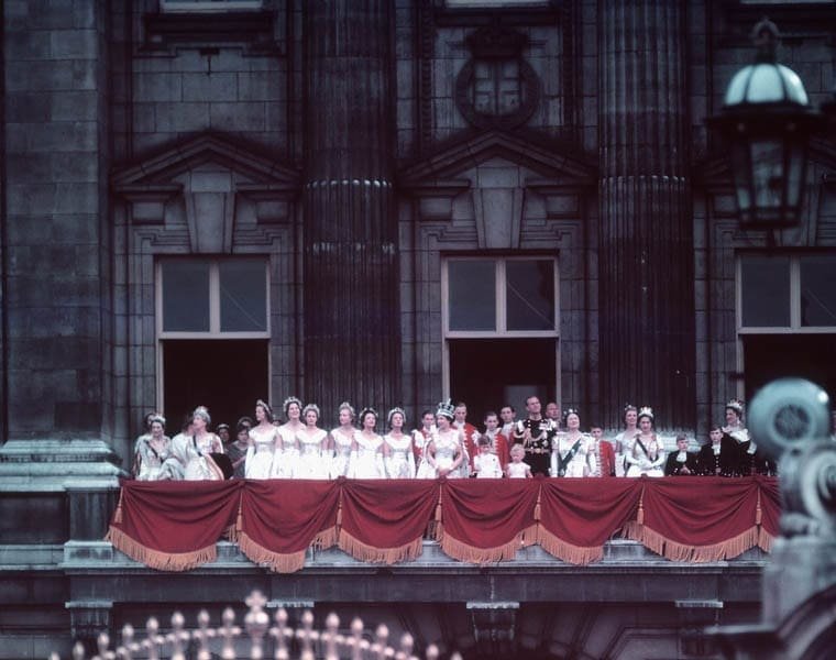 Appearance of the royal family on the balcony of Buckingham Palace after the coronation. Photo: Wikimedia Commons 