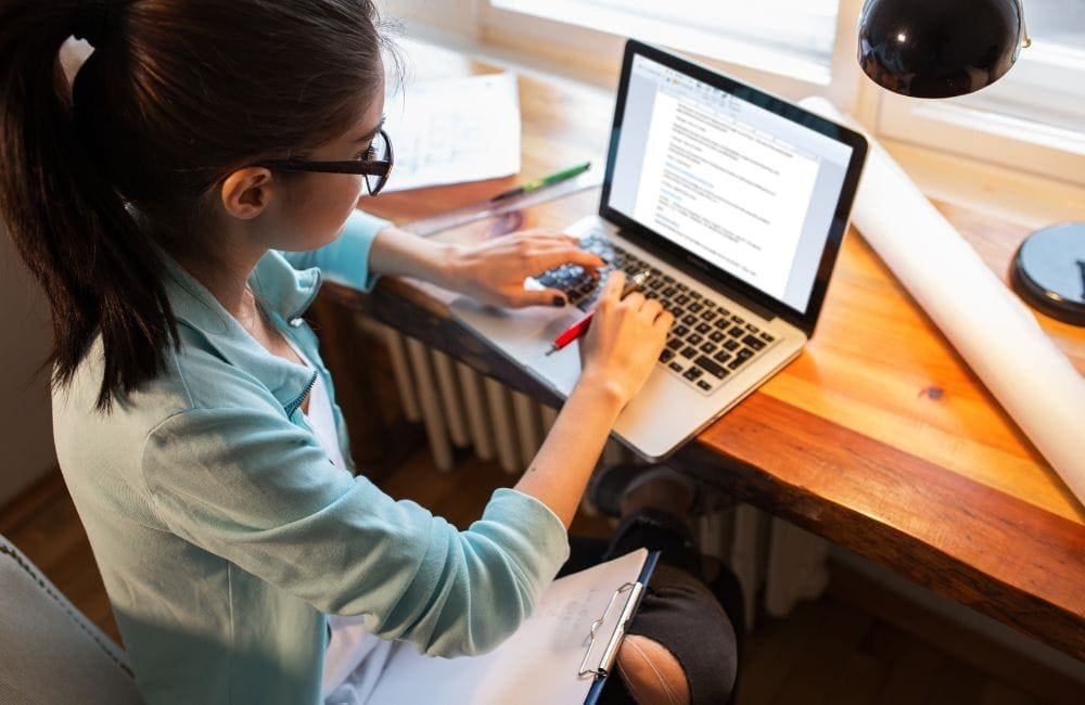 An image of a blogger on Fiverr.