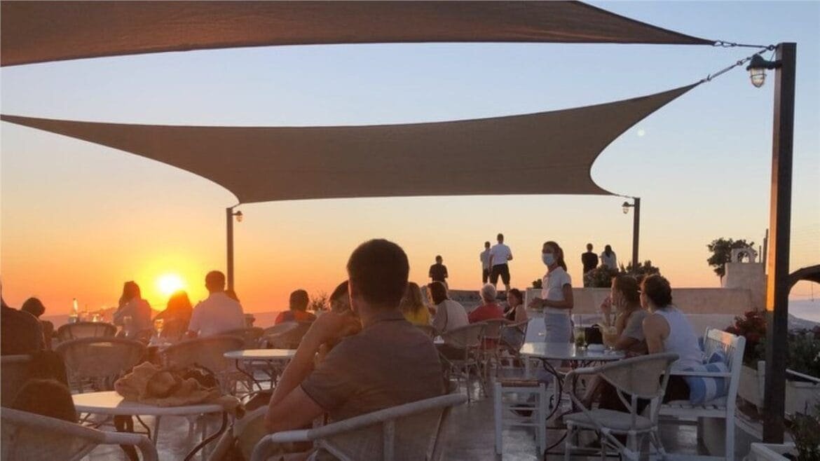 Quiet café in Tinos – hidden travel destination Greece – Francos Café in Pyrgos