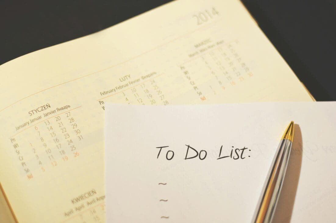 To-do list on a table with a pen, symbolizing a goal setting mindset focused on clear tasks and consistent follow-through.